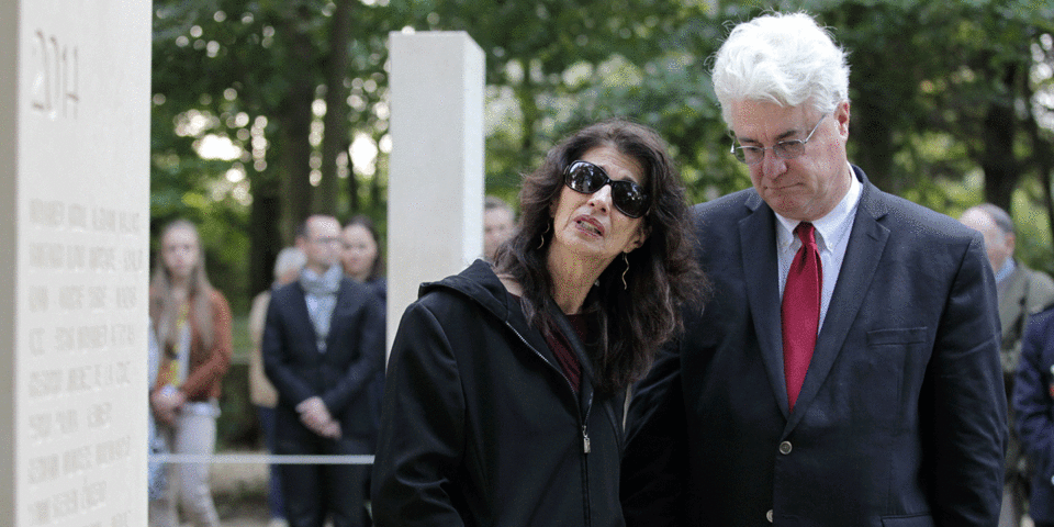 Φωτογραφία του αποκεφαλισμένου δημοσιογράφου Τζέιμς Φόλεϊ ανέβασε στο Twitter η Λεπέν -Εξαλλη η οικογένειά του [εικόνες] | iefimerida.gr 1