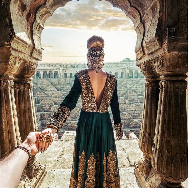 Η μυστηριώδης μούσα που δείχνει μόνο πλάτη και ο φωτογράφος ταξίδεψαν στην Ανατολή -Εβγαλαν τις καλύτερες φωτογραφίες τους [εικόνες] | iefimerida.gr 1