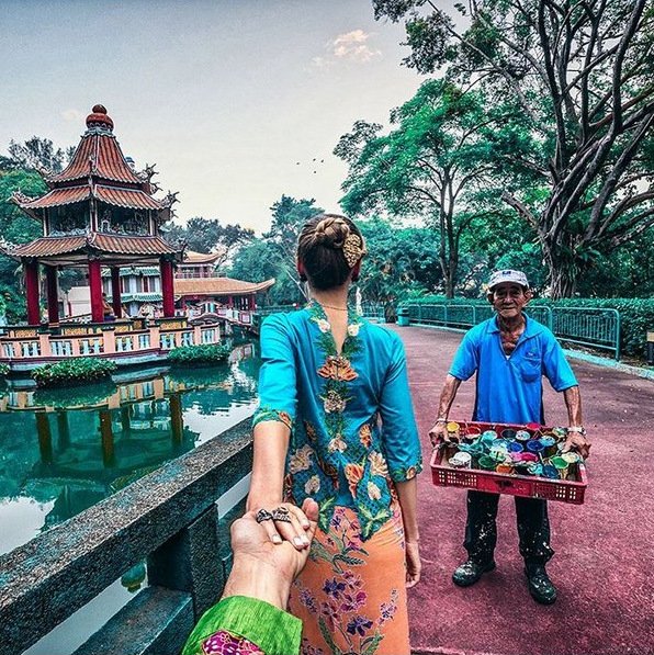 Η μυστηριώδης μούσα που δείχνει μόνο πλάτη και ο φωτογράφος ταξίδεψαν στην Ανατολή -Εβγαλαν τις καλύτερες φωτογραφίες τους [εικόνες] | iefimerida.gr 4