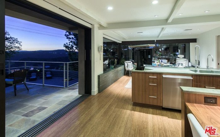 Μοντέρνο, καθόλου αποστειρωμένο, με πολύ γυαλί -Το υπέροχο σπίτι της Τζέιν Φόντα [εικόνες] | iefimerida.gr 9