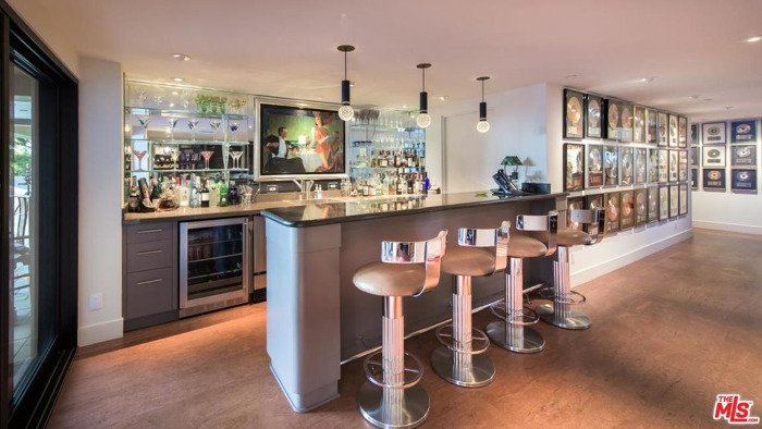 Μοντέρνο, καθόλου αποστειρωμένο, με πολύ γυαλί -Το υπέροχο σπίτι της Τζέιν Φόντα [εικόνες] | iefimerida.gr 11