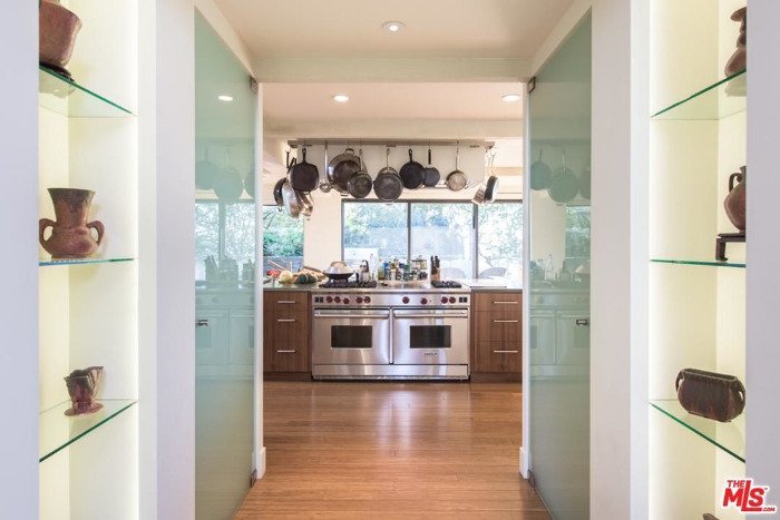 Μοντέρνο, καθόλου αποστειρωμένο, με πολύ γυαλί -Το υπέροχο σπίτι της Τζέιν Φόντα [εικόνες] | iefimerida.gr 7