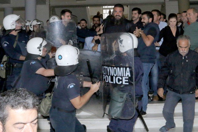 Διπλή τραγωδία στην Κρήτη: Εμαθε ότι ο γιoς του είναι φονιάς και πέθανε | iefimerida.gr 1