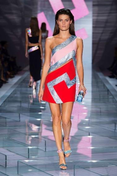 Οι 30άρες πατάνε πόδι -Ανεβαίνουν στην πασαρέλα και κάνουν... σκόνη τις πιτσιρίκες [εικόνες] | iefimerida.gr 17