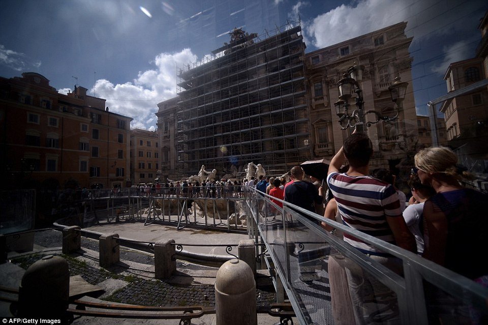 Εκτυφλωτική Φοντάνα ντι Τρέβι - Ολοκληρώθηκαν τα έργα στο διάσημο σιντριβάνι [εικόνες] | iefimerida.gr 3