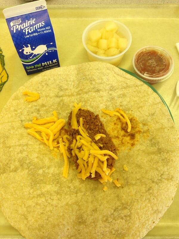 Μαθητές ανεβάζουν στο Twitter το απαίσιο φαγητό που τρώνε στο σχολείο τους και ειρωνεύονται την Μισέλ Ομπάμα [εικόνες] | iefimerida.gr 1