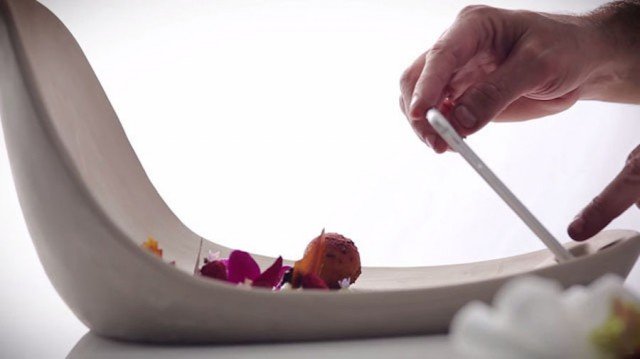 Πρώτα φωτογραφίζεις και μετά τρως- Εστιατόριο σερβίρει πιάτα με ενσωματωμένη θήκη κινητού [εικόνες] | iefimerida.gr 4