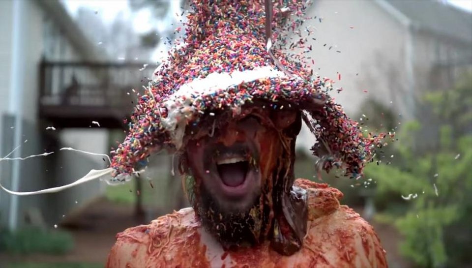 «Λούζονται» με ποσότητες φαγητών για να καταπολεμήσουν την πείνα -Η αλλόκοτη φιλανθρωπική  κίνηση [εικόνες&βίντεο] | iefimerida.gr 2