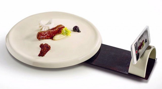 Πρώτα φωτογραφίζεις και μετά τρως- Εστιατόριο σερβίρει πιάτα με ενσωματωμένη θήκη κινητού [εικόνες] | iefimerida.gr 3