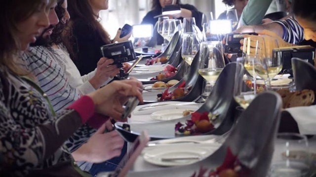 Πρώτα φωτογραφίζεις και μετά τρως- Εστιατόριο σερβίρει πιάτα με ενσωματωμένη θήκη κινητού [εικόνες] | iefimerida.gr 1