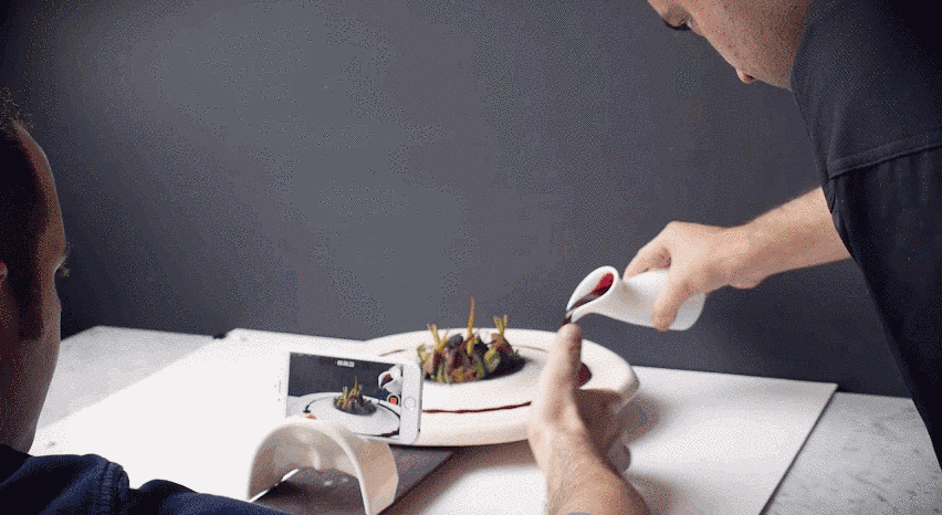 Πρώτα φωτογραφίζεις και μετά τρως- Εστιατόριο σερβίρει πιάτα με ενσωματωμένη θήκη κινητού [εικόνες] | iefimerida.gr 0