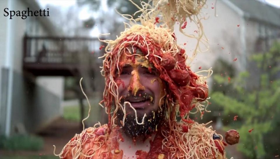 «Λούζονται» με ποσότητες φαγητών για να καταπολεμήσουν την πείνα -Η αλλόκοτη φιλανθρωπική  κίνηση [εικόνες&βίντεο] | iefimerida.gr 0