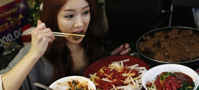 Πορνό με... φαγητό- Καταβροχθίζει τα πάντα μπροστά σε μια κάμερα και θησαυρίζει [εικόνες&βίντεο] | iefimerida.gr 3