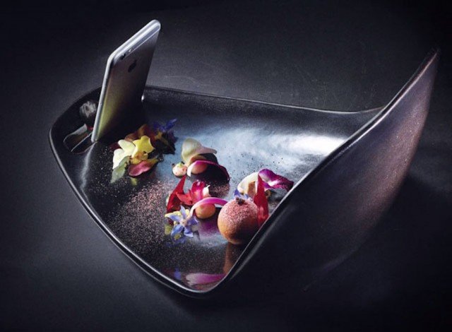 Πρώτα φωτογραφίζεις και μετά τρως- Εστιατόριο σερβίρει πιάτα με ενσωματωμένη θήκη κινητού [εικόνες] | iefimerida.gr 2