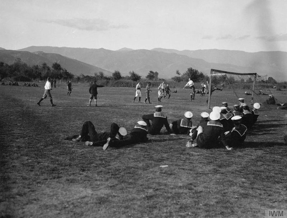 Ποδόσφαιρο στην πρώτη γραμμή -Οταν οι στρατιώτες άφηναν τα όπλα και έπιαναν την μπάλα, στον Α' Παγκόσμιο [εικόνες] | iefimerida.gr 6