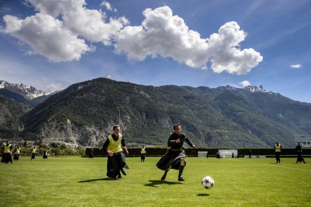 Το «άγιο» ποδόσφαιρο -Οταν ιερείς με ράσα αποφασίζουν να κάνουν τάκλιν και να σκοράρουν [εικόνες] | iefimerida.gr 0