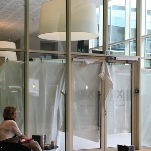 Βρυξέλλες: Το ξενοδοχείο Thon μετατράπηκε σε νοσοκομείο - Κάλυψαν τα παράθυρα [εικόνες] | iefimerida.gr 1