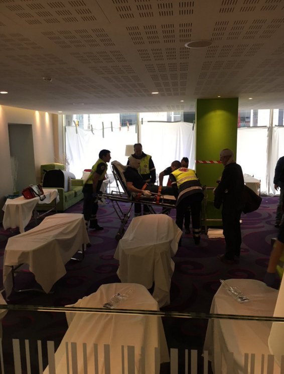 Βρυξέλλες: Το ξενοδοχείο Thon μετατράπηκε σε νοσοκομείο - Κάλυψαν τα παράθυρα [εικόνες] | iefimerida.gr 0