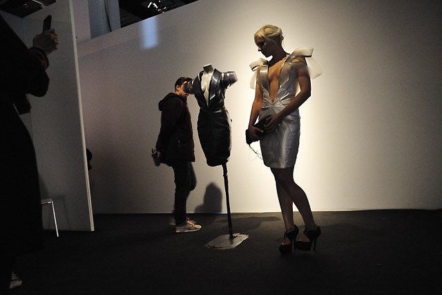 Το «άτακτο» πρόσωπο της τεχνολογίας -Το φόρεμα που γίνεται διάφανο όταν ανιχνεύσει ερωτική διάθεση  [εικόνες] | iefimerida.gr 1