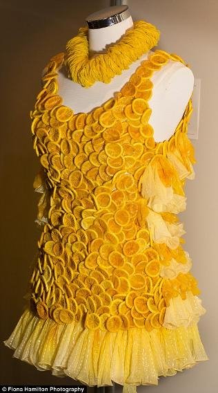 Τα πιο τρελά φορέματα -Φτιαγμένα από σοκολάτα, μπύρα ή λαχανικά [εικόνες] | iefimerida.gr 5