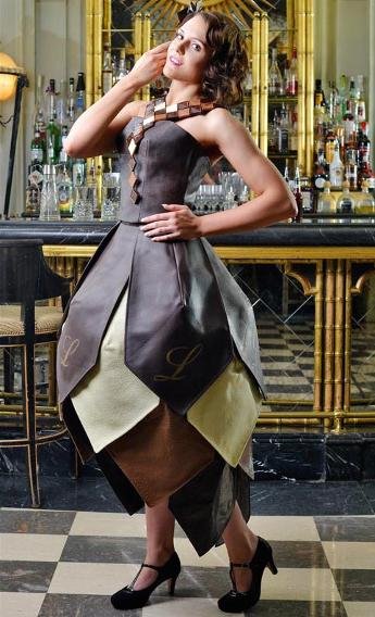 Τα πιο τρελά φορέματα -Φτιαγμένα από σοκολάτα, μπύρα ή λαχανικά [εικόνες] | iefimerida.gr 6