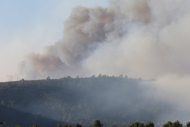Ανεξέλεγκτες οι φωτιές στη Ν. Γαλλία -10.000 άνθρωποι εγκατέλειψαν τα σπίτια τους [εικόνες & βίντεο]  | iefimerida.gr 6