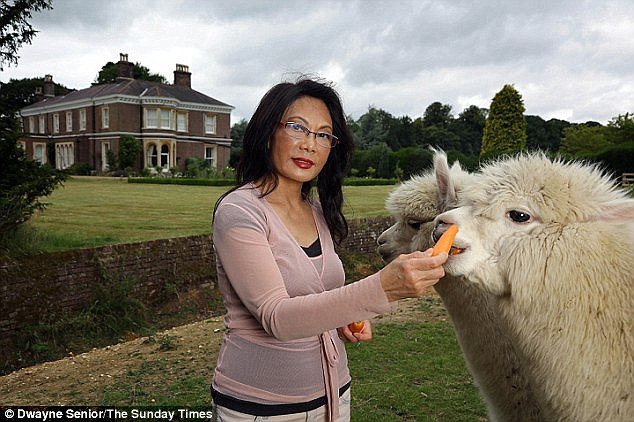 Πρώην βασίλισσα ομορφιάς «σφάζεται» με τον Mr. Laura Ashley για την αμύθητη περιουσία του -Οι τρελές απαιτήσεις της [εικόνες] | iefimerida.gr 9