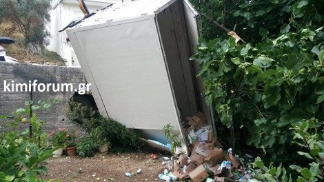 Οδηγός φορτηγού ψυγείου έχασε τον έλεγχο του οχήματος και έπεσε σε χαντάκι τριών μέτρων -Λόγω της ολισθηρότητας του δρόμου [εικόνες] | iefimerida.gr 2