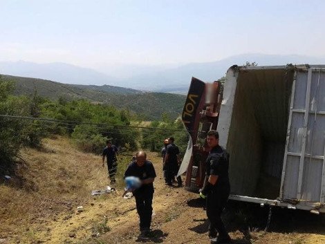 Ακρωτηριάστηκε άνδρας στη Λαμία -Επεσε στον γκρεμό το φορτηγό που οδηγούσε ο γιος του [εικόνες] | iefimerida.gr 2