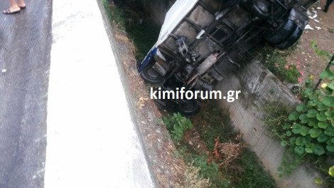 Οδηγός φορτηγού ψυγείου έχασε τον έλεγχο του οχήματος και έπεσε σε χαντάκι τριών μέτρων -Λόγω της ολισθηρότητας του δρόμου [εικόνες] | iefimerida.gr 3