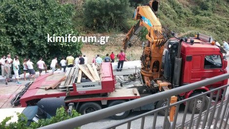 Οδηγός φορτηγού ψυγείου έχασε τον έλεγχο του οχήματος και έπεσε σε χαντάκι τριών μέτρων -Λόγω της ολισθηρότητας του δρόμου [εικόνες] | iefimerida.gr 4