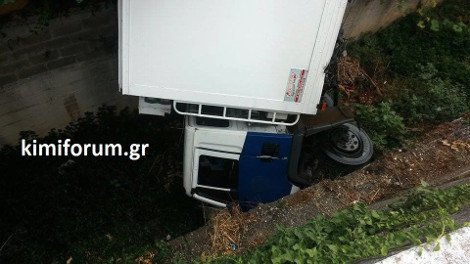 Οδηγός φορτηγού ψυγείου έχασε τον έλεγχο του οχήματος και έπεσε σε χαντάκι τριών μέτρων -Λόγω της ολισθηρότητας του δρόμου [εικόνες] | iefimerida.gr 0