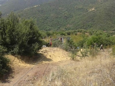 Ακρωτηριάστηκε άνδρας στη Λαμία -Επεσε στον γκρεμό το φορτηγό που οδηγούσε ο γιος του [εικόνες] | iefimerida.gr 0