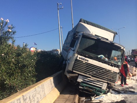Καραμπόλα με νταλίκα στην Εθνική Οδό -Φορτωμένη με αλεύρι έπεσε πάνω σε 9 ΙΧ [εικόνες&βίντεο] | iefimerida.gr 4