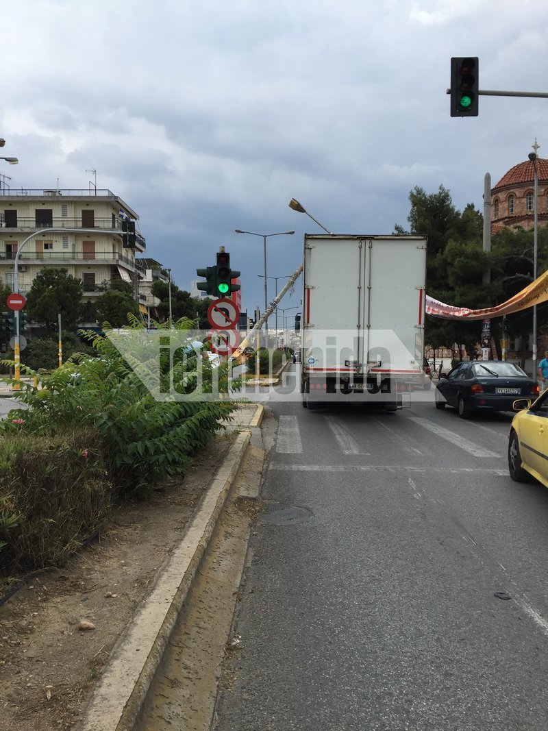 Κολόνα φωτισμού στη λεωφόρο Αμφιθέας έπεσε πάνω σε φορτηγό -Στηρίζεται στην καρότσα [εικόνες] | iefimerida.gr 3