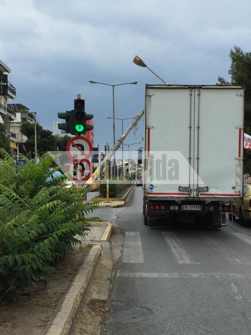 Κολόνα φωτισμού στη λεωφόρο Αμφιθέας έπεσε πάνω σε φορτηγό -Στηρίζεται στην καρότσα [εικόνες] | iefimerida.gr 2