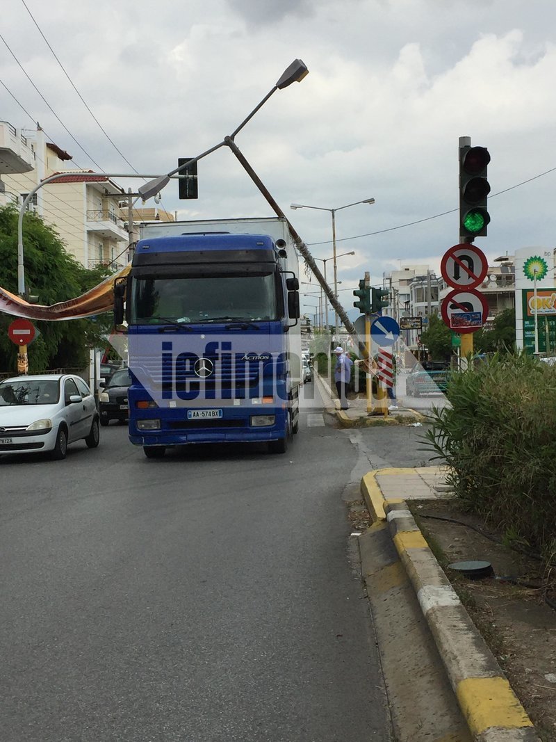 Κολόνα φωτισμού στη λεωφόρο Αμφιθέας έπεσε πάνω σε φορτηγό -Στηρίζεται στην καρότσα [εικόνες] | iefimerida.gr 1