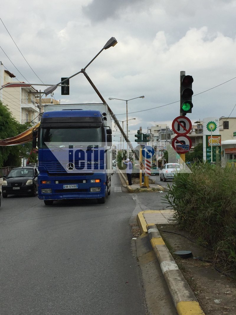 Κολόνα φωτισμού στη λεωφόρο Αμφιθέας έπεσε πάνω σε φορτηγό -Στηρίζεται στην καρότσα [εικόνες] | iefimerida.gr 0