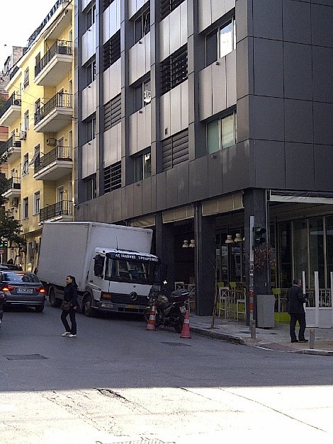 Με φορτηγό άδειασαν το λογιστήριο του ΠΑΣΟΚ [εικόνες] | iefimerida.gr 1