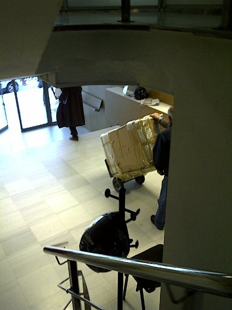 Με φορτηγό άδειασαν το λογιστήριο του ΠΑΣΟΚ [εικόνες] | iefimerida.gr 2