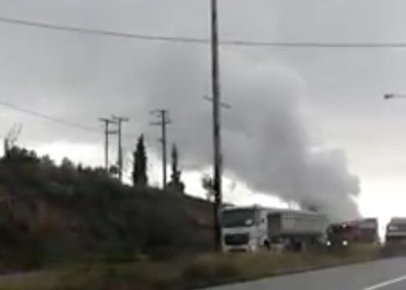 Φωτιά σε εν κινήσει φορτηγό έξω από τον Βόλο [εικόνες] | iefimerida.gr 1