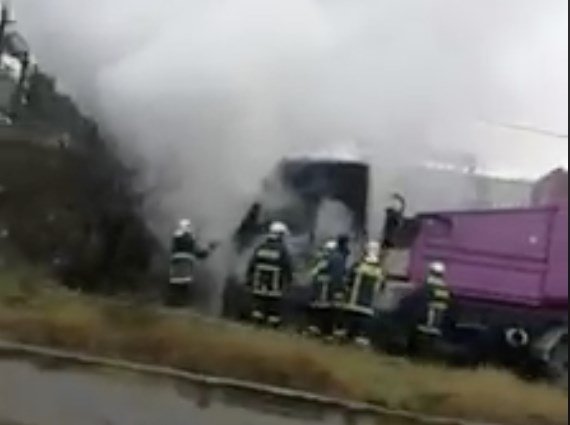 Φωτιά σε εν κινήσει φορτηγό έξω από τον Βόλο [εικόνες] | iefimerida.gr 0