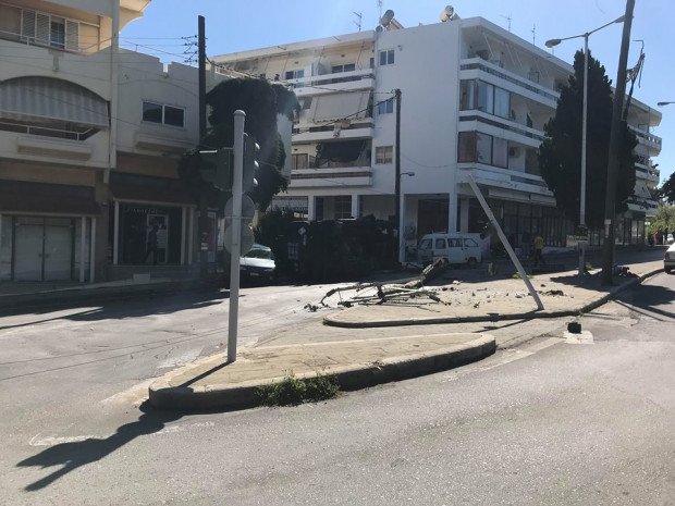  Σοβαρό τροχαίο στη Ρόδο με βυτιοφόρο του Στρατού -Ντελαπάρισε στη μέση του δρόμου [εικόνες] | iefimerida.gr 5