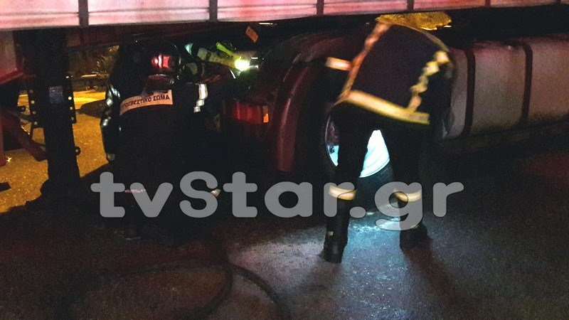 Λαμία: Φορτηγό πήρε φωτιά τα ξημερώματα [εικόνες] | iefimerida.gr 2