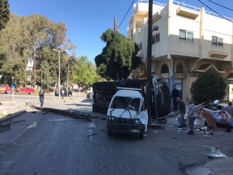  Σοβαρό τροχαίο στη Ρόδο με βυτιοφόρο του Στρατού -Ντελαπάρισε στη μέση του δρόμου [εικόνες] | iefimerida.gr 3