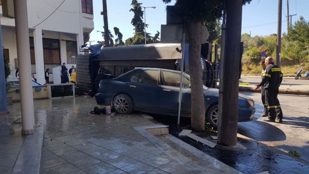  Σοβαρό τροχαίο στη Ρόδο με βυτιοφόρο του Στρατού -Ντελαπάρισε στη μέση του δρόμου [εικόνες] | iefimerida.gr 2