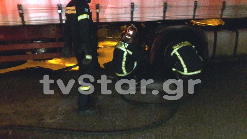 Λαμία: Φορτηγό πήρε φωτιά τα ξημερώματα [εικόνες] | iefimerida.gr 3