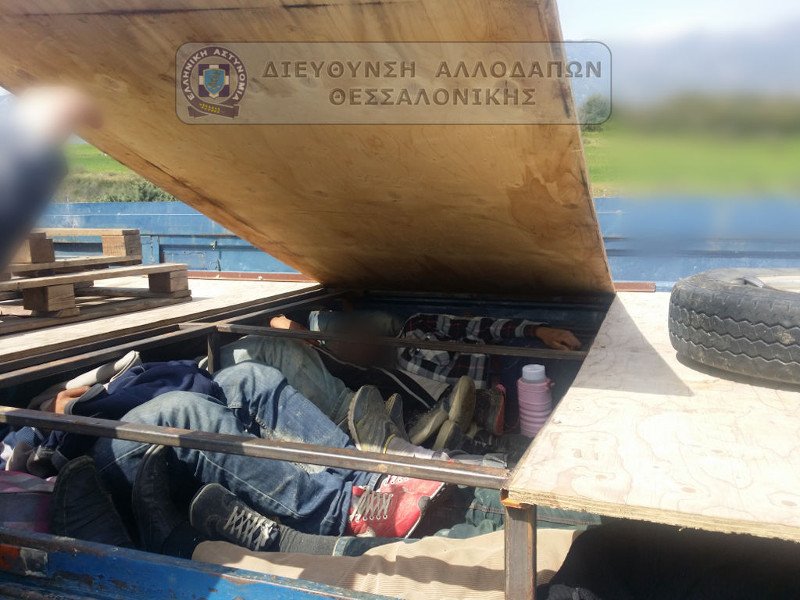 Θεσσαλονίκη: Ετσι στοίβαξε διακινητής 17 μετανάστες σε ειδική κρύπτη στο φορτηγό του [εικόνες] | iefimerida.gr 2