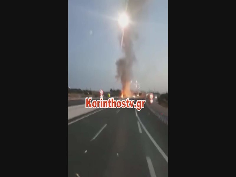 Φορτηγό τυλίχτηκε στις φλόγες στην εθνική οδό Αθηνών-Κορίνθου- Διεκόπη η κυκλοφορία [βίντεο] | iefimerida.gr 1