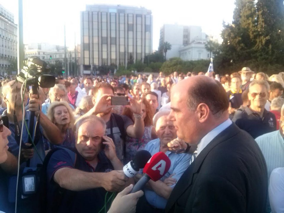 Xιλιάδες Ελληνες διαδήλωσαν στο Σύνταγμα υπέρ του ευρώ [εικόνες] | iefimerida.gr 3